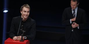 Christian Eriksen blev mandag kåret til Årets fodboldspiller i Danmark. Her ses han under takketalen. I baggrunden står Danmarks onde ånd Emilio Butragueno, der i 1986 slukkede dynamitdrengenes VM-drøm med fire giftige kasser.