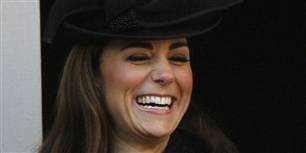 Den smilende kronprinsesse deltog i højtideligheden i London i weekenden.
