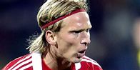 Christian Poulsen havde netop hamret svenskernes Markus Rosenberg i maven og fået det røde kort præsenteret, da Ronni N. gik amok