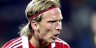 Christian Poulsen havde netop hamret svenskernes Markus Rosenberg i maven og fået det røde kort præsenteret, da Ronni N. gik amok