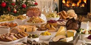 Det er fristende at kaste sig over den lækre mad i buffen ved denne tid. Det kan dog gå galt til julefrokosten - her er en gennemgang af de (mere) sikre madvarer vs. dem, man gerne må holde lidt et ekstra øje med.