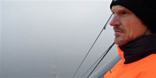 Maskinmester Lars Teil Hansen er på toppen af broen i temmelig tåget vejr, 254 meter oppe.