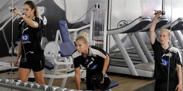 Se svedige håndbolddamer straffe jernet