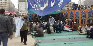 De stærkt religøse salafister var dominerende på Tahrir pladsen den 18. november, da forsøget på at tvinge militæret væk fra den grundlovgivende proces indledtes. De får overraskende mange pladser i parlamentet og skaber usikkerhed.