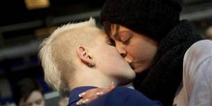 Sarah Jørgensen gjorde intet for skjule sin seksualitet for hele Danmark i X Factor 2011. Og efterfølgende har hun holdt det ved lige, ved at kysse offentligt med sin unge kæreste Frederikke igen og igen.