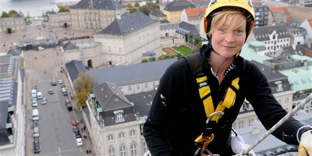 Malerpigen smører guld på byens tage