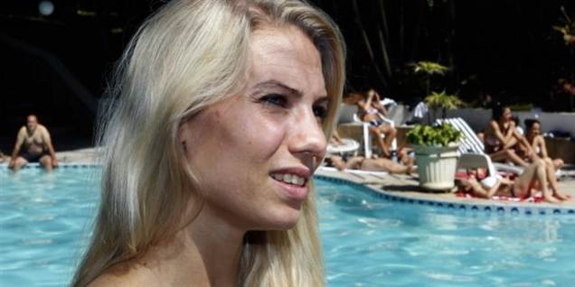 Se succes-pigerne nyde solen ved poolen
