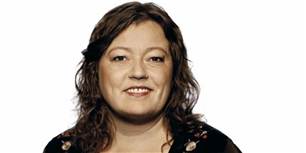 I Folketinget raser et udvalg af rygende politikere over, at de ikke længere må pulse i fred. Det problem har Mette Gjerskov afskaffet.