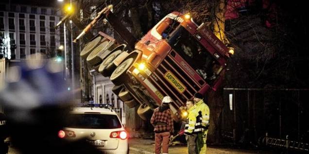 Se lastbil ende i træ i hjertet af København