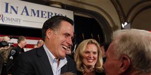 Den republikanske topkandidat Mitt Romney og fru Ann møder vælgere efter et valgmøde i Iowa den 27. december.