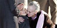 "Uhhh, din lille godte." Det kunne dronning Margrethe godt tænke i denne situation, hvor hun på bedste bedstemor-manér giver prins Christian en varm krammer.