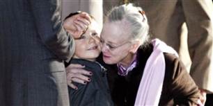 "Uhhh, din lille godte." Det kunne dronning Margrethe godt tænke i denne situation, hvor hun på bedste bedstemor-manér giver prins Christian en varm krammer.