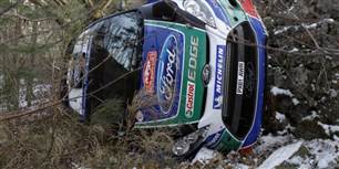 Ford-køreren Jari-Matti Latvala og co-piloten Miikka Anttila, begge fra Finland, ligger på siden, efter de kørte af banen.