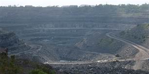 Der er masser af kul i Indien, men ikke nok miner. Kraftværker må importere dyre alternativer og går fallit på prisen.