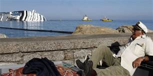 En ældre sømand nyder solen og den opsigtsvækkende udsigt fra et hvilested på øen Giglio.