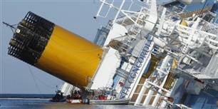 Costa Concordia stødte på grund den 13. januar. Siden da er skibet sunket halvvejs i havet.