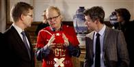 Kronprins Frederik (th) og overborgmester Frank Jensen (tv) lytter opmærksomt til landstræner Ulrik Wilbek.