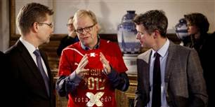 Kronprins Frederik (th) og overborgmester Frank Jensen (tv) lytter opmærksomt til landstræner Ulrik Wilbek.