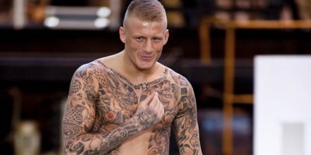 Tatoo-mode! Se bokser i stramme underbukser