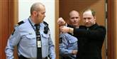 <span style='font-family: Arial; font-size: 15px; color: White;'>Anders Breivik har tidligere udtalt, at han vil give et eksklusivt interview til en udenlandsk tv-station, men det er endnu uklart hvilken. Her laver han en højreekstremistisk hilsen til de mange pårørende, der var mødt op.</span> <span style='font-family: Arial; font-weight: normal; font-size: 15px; color: #999999;'>Foto: Heiko Junge / POLFOTO</span>