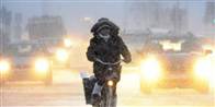 Bornholm, Møn, Lolland-Falster og det sydligste Sjælland kan forvente snefygning og snebyger op til snestorm, oplyser DMI.
