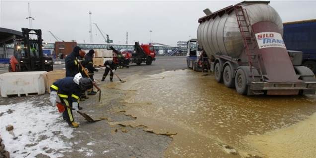 Se 24.000 liter ildelugtende madolie flyde