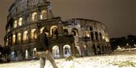 Et ualmindeligt syn. Colosseum i Rom hyldet ind i sne.
