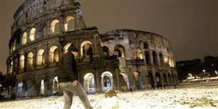Et ualmindeligt syn. Colosseum i Rom hyldet ind i sne.