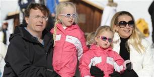 En hollandsk prins, Johan Friso, blev fredag begravet i en lavine nær Lech i det vestlige Østrig. Her er han sammen med sin kone Mabel og døtrene Luana og Zaria.