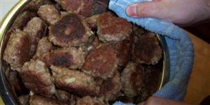 Frikadeller som disse kan sende dig på toilettet, hvis kødet er købt i Kvickly, Brugsen eller Fakta. Der er fundet salmonella.