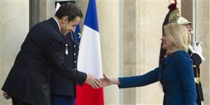 Der blev bukket fint fra fransk side, da Helle Thorning-Schmidt ankom til Élysée-palæet, hvor mødet mellem de to statsledere fandt sted. I sidste uge var der ballade mellem de to under et EU-topmøde, men det ser ud til, at alt nu er tilgivet.