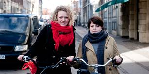 Kathrine V. Petersen (tv. ) og Charlotte K. Petersen blev færdiguddannet sidste sommer. Nu er de godt trætte af at få af vide, at de skal arbejde gratis for at gøre sig fortjent til et rigtigt job.