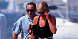 I England blev landet ramt af sorg, da den elskede prinsesse Diana omkom i en billykke. Her ses hun med sin kæreste på det tidspunkt, Dodi El-Fayed, på den Franske Riviera i St. Tropez i august 1997. Forholdet var konstant i mediernes søgelys, og en aften i Paris 1997 gik den evige jagt på billeder af parret fatalt galt.