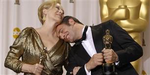 To af aftenens store vindere: Franske Jean Dujardin, der vandt for bedste mandlige hovedrolle for sin præstation i den snakkeløse film The Artist, og Meryl Streep, der hev sin karrieres tredje guldsprayede Oscar hjem for hovedrollen i The Iron Lady.