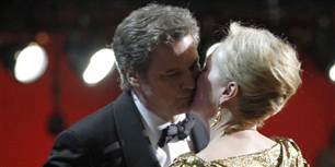 En af aftenens store vindere, Meryl Streep, fejrede sin triumf med at give skuespilleren Colin Firth et kys. Derefter skulle der både mad og champagne i hovedet.