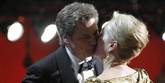 <span style='font-family: Arial; font-size: 15px; color: White;'>En af aftenens store vindere, Meryl Streep, fejrede sin triumf med at give skuespilleren Colin Firth et kys. Derefter skulle der både mad og champagne i hovedet.</span> <span style='font-family: Arial; font-weight: normal; font-size: 15px; color: #999999;'>Foto: AP / POLFOTO</span>