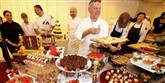 <span style='font-family: Arial; font-size: 15px; color: White;'>Kendiskokken Wolfgang Puck serverede chokolade-Oscars.</span> <span style='font-family: Arial; font-weight: normal; font-size: 15px; color: #999999;'>Foto: AP / POLFOTO</span>