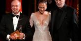<span style='font-family: Arial; font-size: 15px; color: White;'>Fordi hele verden kigger med, gør deltagerne altid noget ekstra ud af deres tøj. Her stråler Jennifer Lopez i en af aftenens smukkeste kjoler.</span> <span style='font-family: Arial; font-weight: normal; font-size: 15px; color: #999999;'>Foto: AP / POLFOTO</span>