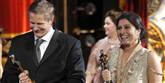 <span style='font-family: Arial; font-size: 15px; color: White;'>Bedste dokumentar-kortfilm gik til 'Saving Face'. Her tager Daniel Jung og Sharmeen Obaid Chinoy imod statuetterne for filmen, som handler om pakistanske kvindeskæbner.</span> <span style='font-family: Arial; font-weight: normal; font-size: 15px; color: #999999;'>Foto: AP / POLFOTO</span>