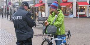 Sofie Sørensen fik en bøde på 700 kroner for at køre i gågaden. "Det er da ærgerligt. Jeg tænkte ikke over det," siger Sofie, der hellere ville have brugt pengene på sin vinterferie til Thailand.