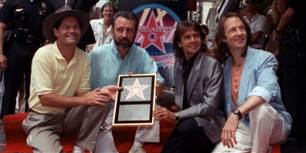 Den nu afdøde Davy Jones i grå blazerjakke ses her i 1989, da The Monkees fik en stjerne på Hollywood Walk of Fame i Los Angeles.