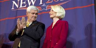 Smilet er stivnet en smule i Newt Gingrich-lejren, hvor republikaneren virker som en mere og mere usandsynlig kandidat. Konen Callista Ginrich virker dog urokkelig.