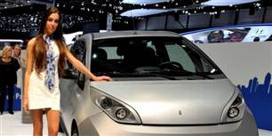 Her er en af de nye modeller med dejlige former og et lækkert tidssvarende design. Bilen er en Bollore Bluecar, der har havet som inspiration for designet.