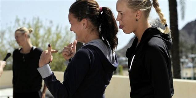 Se drillesyg Caroline lege med tennisbabes