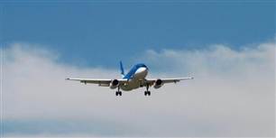 Et fire-personers fly væltede under nødlandingen.