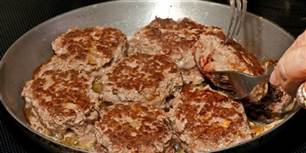 En muslimsk elev skal ikke tvinges til at smage på for eksempel frikadeller under sin uddannelse. Sådan lyder en afgørelse fra Ligebehandlingsnævnet.