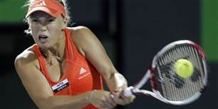 Caroline Wozniacki kæmpede sig til en velfortjent sejr over Serena Williams i kvartfinalen i Sony Ericsson Open-turneringen i Miami.