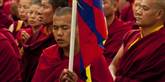 <span style='font-family: Arial; font-size: 15px; color: White;'>Munke fra Tibet bad bønner nær Jamphel Yeshis lig ind i Tsuglagkhang-templet i Dharamsala i Indien.</span> <span style='font-family: Arial; font-weight: normal; font-size: 15px; color: #999999;'>Foto: Dar Yasin / POLFOTO</span>