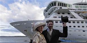 Efter det havde været et lille smut forbi franske Cherbourg, ankom skibet i går til den irske havneby Cobh. Mary Beth Crocker til højre sammen med sin mand Tom Dearing poserer i tidstypiske kostumer fra Titanic-perioden, inden de går ombord.