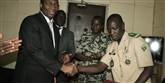 <span style='font-family: Arial; font-size: 15px; color: White;'>Så blev der underskrevet en aftale den 6. april om, at kupleder Sanogo træder tilbage. Den blev forhandlet af Burkina Fasos udenrigsminister&nbsp;Djibrill Bassole.&nbsp;</span> <span style='font-family: Arial; font-weight: normal; font-size: 15px; color: #999999;'>Foto: AP Photo/Harouna Traore</span>